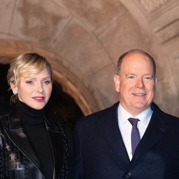 Chaque année, la période de Noël est l'occasion pour le couple princier de réunir la famille et de célébrer cette fête dans la tradition monégasque...
Le Prince Albert II de Monaco et la Princesse Charlène de Monaco assistent à l'inauguration des illuminations de Noël sur la Place du Casino à Monte-Carlo, Monaco, le 30 novembre 2024 Monaco. Photo par Pierre Villard/Pool/ABACAPRESS.COM