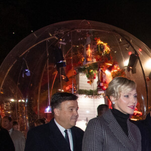 Sur la place du Palais, puis sur la place du Casino, Monaco s'est transformée en un écrin scintillant...
Le Prince Albert II de Monaco, la Princesse Gabriella de Monaco, le Prince Jacques de Monaco et la Princesse Charlene de Monaco assistent à l'inauguration des illuminations de Noël sur la Place du Casino à Monte-Carlo, Monaco, le 30 novembre 2024 Monaco. Photo par Pierre Villard/Pool/ABACAPRESS.COM