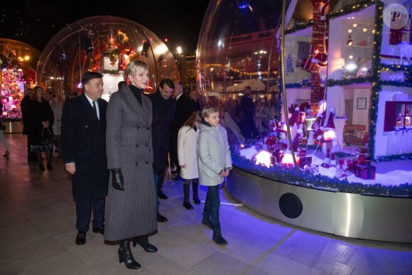 Sur la place du Palais, puis sur la place du Casino, Monaco s'est transformée en un écrin scintillant...
Le Prince Albert II de Monaco, la Princesse Gabriella de Monaco, le Prince Jacques de Monaco et la Princesse Charlene de Monaco assistent à l'inauguration des illuminations de Noël sur la Place du Casino à Monte-Carlo, Monaco, le 30 novembre 2024 Monaco. Photo par Pierre Villard/Pool/ABACAPRESS.COM