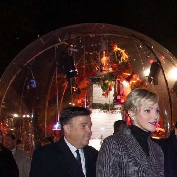 Sur la place du Palais, puis sur la place du Casino, Monaco s'est transformée en un écrin scintillant...
Le Prince Albert II de Monaco, la Princesse Gabriella de Monaco, le Prince Jacques de Monaco et la Princesse Charlene de Monaco assistent à l'inauguration des illuminations de Noël sur la Place du Casino à Monte-Carlo, Monaco, le 30 novembre 2024 Monaco. Photo par Pierre Villard/Pool/ABACAPRESS.COM