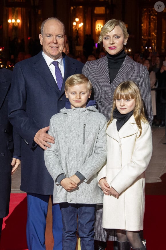 Le Prince Albert II de Monaco, la Princesse Gabriella de Monaco, le Prince Jacques de Monaco et la Princesse Charlene de Monaco assistent à l'inauguration des illuminations de Noël sur la Place du Casino à Monte-Carlo, Monaco. Photo par Pierre Villard/Pool/ABACAPRESS.COM