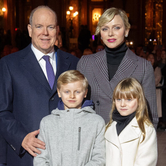 Le Prince Albert II de Monaco, la Princesse Gabriella de Monaco, le Prince Jacques de Monaco et la Princesse Charlene de Monaco assistent à l'inauguration des illuminations de Noël sur la Place du Casino à Monte-Carlo, Monaco. Photo par Pierre Villard/Pool/ABACAPRESS.COM