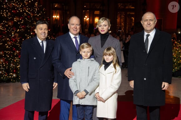 Jacques et Gabriella, en grandissant, s'impliquent davantage dans les événements symboliques de la Principauté, devenant des ambassadeurs de la magie de Noël sur le Rocher.
Le Prince Albert II de Monaco, la Princesse Gabriella de Monaco, le Prince Jacques de Monaco et la Princesse Charlene de Monaco assistent à l'inauguration des illuminations de Noël sur la Place du Casino à Monte-Carlo, Monaco, le 30 novembre 2024 Monaco. Photo par Pierre Villard/Pool/ABACAPRESS.COM