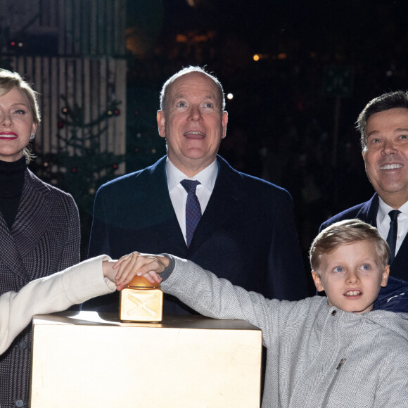 Le 30 novembre, les jumeaux Jacques et Gabriella de Monaco ont appuyé sur un bouton doré, déclenchant des illuminations spectaculaires...
Le Prince Albert II de Monaco, la Princesse Gabriella de Monaco, le Prince Jacques de Monaco et la Princesse Charlene de Monaco assistent à l'inauguration des illuminations de Noël sur la Place du Casino à Monte-Carlo, Monaco, le 30 novembre 2024 Monaco. Photo par Pierre Villard/Pool/ABACAPRESS.COM