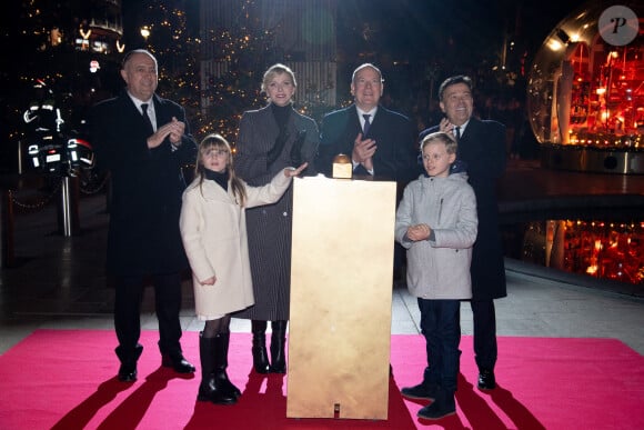 Le Prince Albert II de Monaco, la Princesse Gabriella de Monaco, le Prince Jacques de Monaco et la Princesse Charlene de Monaco assistent à l'inauguration des illuminations de Noël sur la Place du Casino à Monte-Carlo, Monaco, le 30 novembre 2024 Monaco. Photo par Pierre Villard/Pool/ABACAPRESS.COM