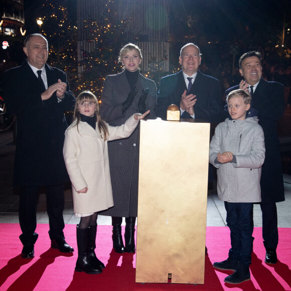 Le Prince Albert II de Monaco, la Princesse Gabriella de Monaco, le Prince Jacques de Monaco et la Princesse Charlene de Monaco assistent à l'inauguration des illuminations de Noël sur la Place du Casino à Monte-Carlo, Monaco, le 30 novembre 2024 Monaco. Photo par Pierre Villard/Pool/ABACAPRESS.COM