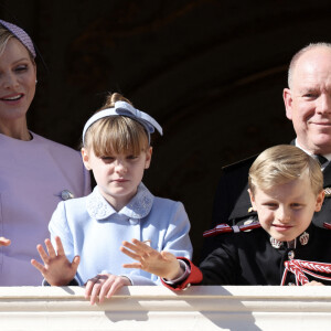 Le prince Albert II de Monaco, la princesse Charlene, le prince héréditaire Jacques et la princesse Gabriella - La famille princière de Monaco au balcon du palais, à l'occasion de la Fête Nationale de Monaco, le 19 novembre 2024. © Claudia Albuquerque / Bestimage 