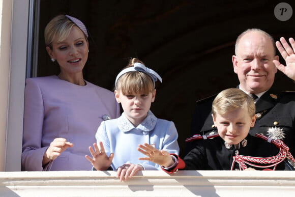 Le prince Albert II de Monaco, la princesse Charlene, le prince héréditaire Jacques et la princesse Gabriella - La famille princière de Monaco au balcon du palais, à l'occasion de la Fête Nationale de Monaco, le 19 novembre 2024. © Claudia Albuquerque / Bestimage 