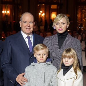 Le Prince Albert II de Monaco, la Princesse Gabriella de Monaco, le Prince Jacques de Monaco et la Princesse Charlene de Monaco assistent à l'inauguration des illuminations de Noël sur la Place du Casino à Monte-Carlo, Monaco, le 30 novembre 2024 Monaco. Photo par Pierre Villard/Pool/ABACAPRESS.COM