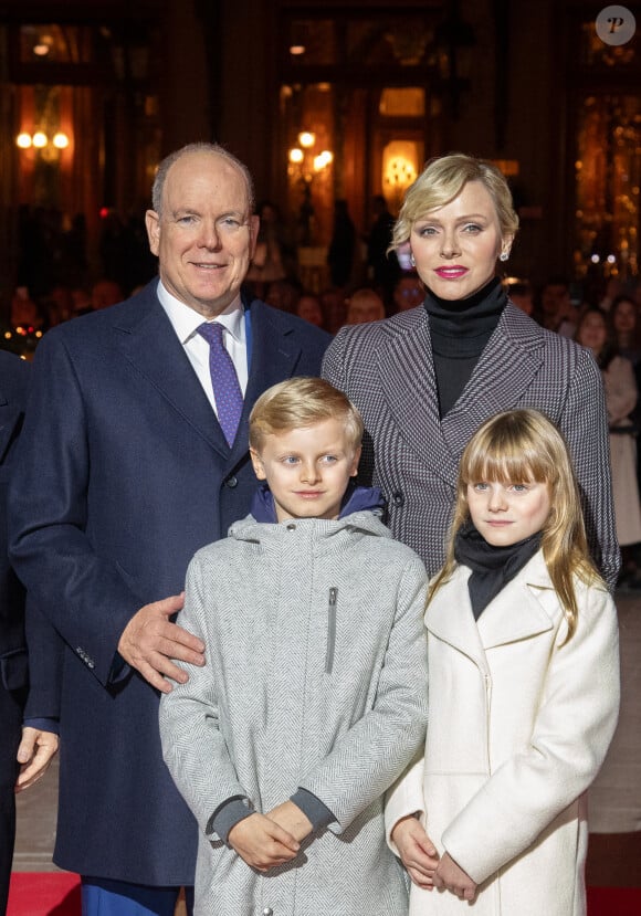 Le Prince Albert II de Monaco, la Princesse Gabriella de Monaco, le Prince Jacques de Monaco et la Princesse Charlene de Monaco assistent à l'inauguration des illuminations de Noël sur la Place du Casino à Monte-Carlo, Monaco, le 30 novembre 2024 Monaco. Photo par Pierre Villard/Pool/ABACAPRESS.COM