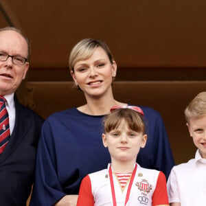 Le prince Albert II de Monaco , la princesse Charlene, le prince Jacques et la princesse Gabriella - La famille princière de Monaco assiste au match de l'Afrique du Sud (qui a remporté son match) lors du tournoi de qualification de rugby à 7 pour les JO 2024 au Stade Louis II à Monaco le 22 juin 2024. © Claudia Albuquerque / Bestimage 