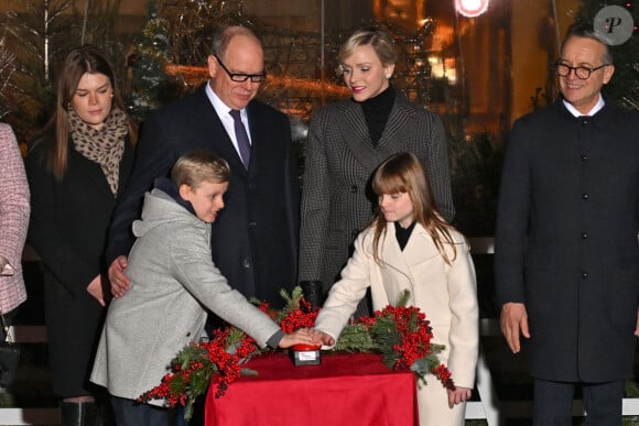 Le prince Albert II de Monaco et la princesse Charlène, avec leurs enfants, les jumeaux princiers, Jacques et Gabriella, ont donné le coup d'envoi des illuminations de Noël sur la Place du Palais de Monaco, le 30 novembre 2024. © Bruno Bebert/Pool Monaco/Bestimage 