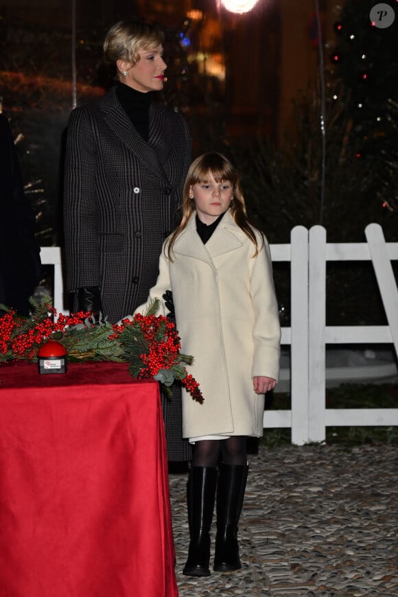 Le prince Albert II de Monaco et la princesse Charlène, avec leurs enfants, les jumeaux princiers, Jacques et Gabriella, ont donné le coup d'envoi des illuminations de Noël sur la Place du Palais de Monaco, le 30 novembre 2024. © Bruno Bebert/Pool Monaco/Bestimage 