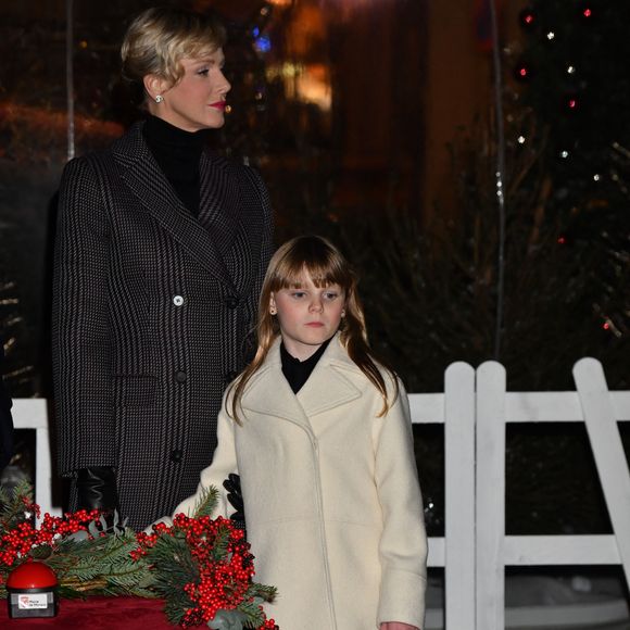 Le prince Albert II de Monaco et la princesse Charlène, avec leurs enfants, les jumeaux princiers, Jacques et Gabriella, ont donné le coup d'envoi des illuminations de Noël sur la Place du Palais de Monaco, le 30 novembre 2024. © Bruno Bebert/Pool Monaco/Bestimage 