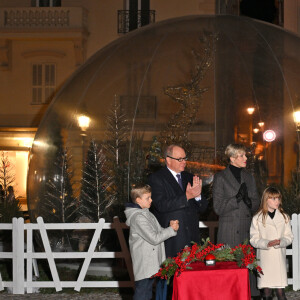 Le prince Albert II de Monaco et la princesse Charlène, avec leurs enfants, les jumeaux princiers, Jacques et Gabriella, ont donné le coup d'envoi des illuminations de Noël sur la Place du Palais de Monaco, le 30 novembre 2024. © Bruno Bebert/Pool Monaco/Bestimage 