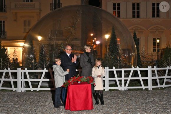 Le prince Albert II de Monaco et la princesse Charlène, avec leurs enfants, les jumeaux princiers, Jacques et Gabriella, ont donné le coup d'envoi des illuminations de Noël sur la Place du Palais de Monaco, le 30 novembre 2024. © Bruno Bebert/Pool Monaco/Bestimage 