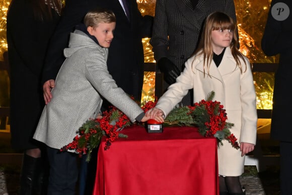 No Tabloïd - Le prince Albert II de Monaco et la princesse Charlène, avec leurs enfants, les jumeaux princiers, Jacques et Gabriella, ont donné le coup d'envoi des illuminations de Noël sur la Place du Palais de Monaco, le 30 novembre 2024. C'est sous le regard de leurs parents que le prince héréditaire Jacques et sa soeur la princesse Gabriella, ont appuyé sur le buzzer déclenchant ainsi l'allumage des décors de la Place du Palais, ainsi que l'illumination de tous les quartiers de la Principauté. C'est le maire George Marsan entouré d'élus municipaux qui a décrit les dispositif mis en place cette année, à savoir : 87 motifs transversaux, 410 motifs sur les candélabres et 25 scénographies inédites. Près de la Famille Princière on pouvait noter la présence de Camille Gottlieb, le fille de la princesse Stéphanie et de Jean Raymond Gottlieb et de Mélanie-Antoinette de Massy. © Bruno Bebert/Pool Monaco/Bestimage  No Tabloid - Princely family of Monaco launch Christmas Illuminations on the Palace Square on November 30, 2024 in Monaco, Monaco. 