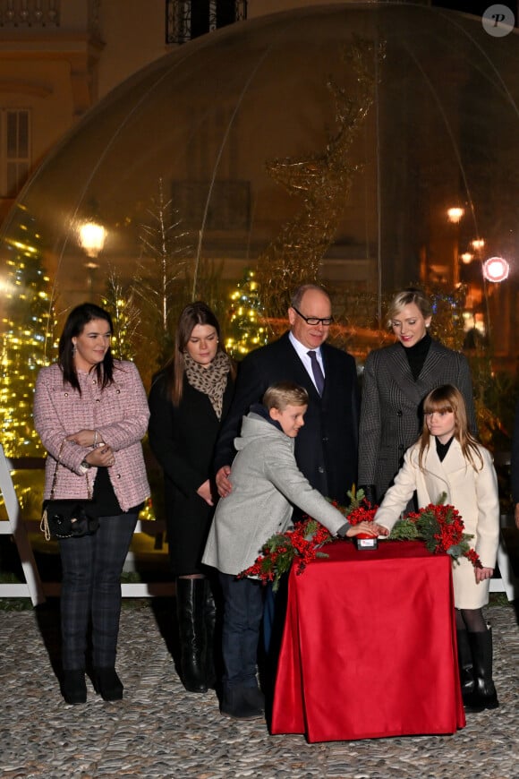 Le prince Albert II de Monaco et la princesse Charlène, avec leurs enfants, les jumeaux princiers, Jacques et Gabriella, ont donné le coup d'envoi des illuminations de Noël sur la Place du Palais de Monaco, le 30 novembre 2024. © Bruno Bebert/Pool Monaco/Bestimage 