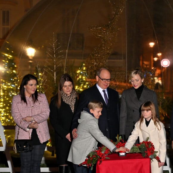 Le prince Albert II de Monaco et la princesse Charlène, avec leurs enfants, les jumeaux princiers, Jacques et Gabriella, ont donné le coup d'envoi des illuminations de Noël sur la Place du Palais de Monaco, le 30 novembre 2024. © Bruno Bebert/Pool Monaco/Bestimage 