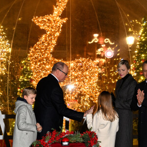 Le prince Albert II de Monaco et la princesse Charlène, avec leurs enfants, les jumeaux princiers, Jacques et Gabriella, ont donné le coup d'envoi des illuminations de Noël sur la Place du Palais de Monaco, le 30 novembre 2024. © Bruno Bebert/Pool Monaco/Bestimage 