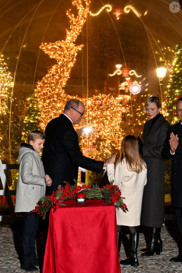 Le prince Albert II de Monaco et la princesse Charlène, avec leurs enfants, les jumeaux princiers, Jacques et Gabriella, ont donné le coup d'envoi des illuminations de Noël sur la Place du Palais de Monaco, le 30 novembre 2024. © Bruno Bebert/Pool Monaco/Bestimage 