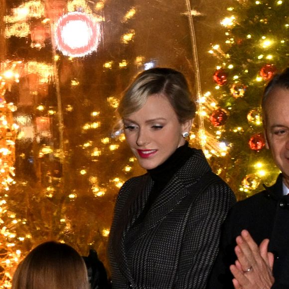 Le prince Albert II de Monaco et la princesse Charlène, avec leurs enfants, les jumeaux princiers, Jacques et Gabriella, ont donné le coup d'envoi des illuminations de Noël sur la Place du Palais de Monaco, le 30 novembre 2024. © Bruno Bebert/Pool Monaco/Bestimage 