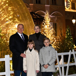 Le prince Albert II de Monaco et la princesse Charlène, avec leurs enfants, les jumeaux princiers, Jacques et Gabriella, ont donné le coup d'envoi des illuminations de Noël sur la Place du Palais de Monaco, le 30 novembre 2024. © Bruno Bebert/Pool Monaco/Bestimage 