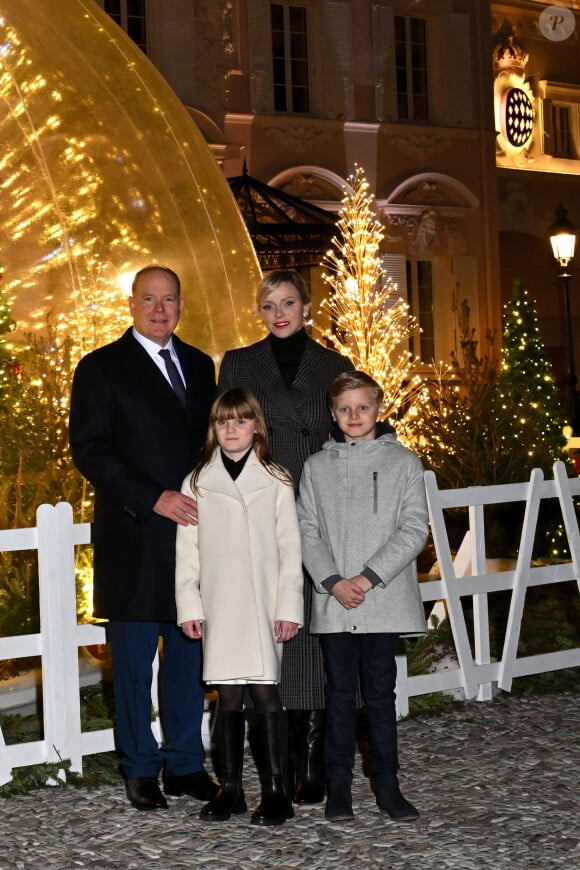 Le prince Albert II de Monaco et la princesse Charlène, avec leurs enfants, les jumeaux princiers, Jacques et Gabriella, ont donné le coup d'envoi des illuminations de Noël sur la Place du Palais de Monaco, le 30 novembre 2024. © Bruno Bebert/Pool Monaco/Bestimage 