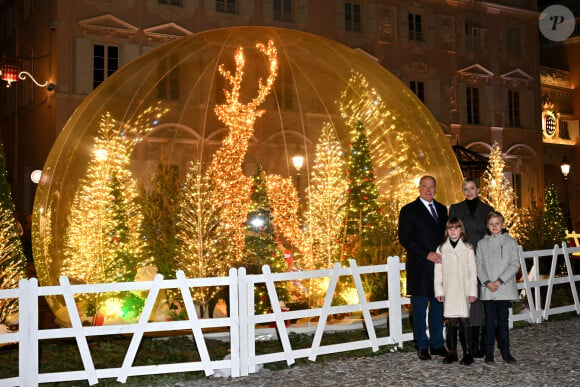 Le prince Albert II de Monaco et la princesse Charlène, avec leurs enfants, les jumeaux princiers, Jacques et Gabriella, ont donné le coup d'envoi des illuminations de Noël sur la Place du Palais de Monaco, le 30 novembre 2024. © Bruno Bebert/Pool Monaco/Bestimage 