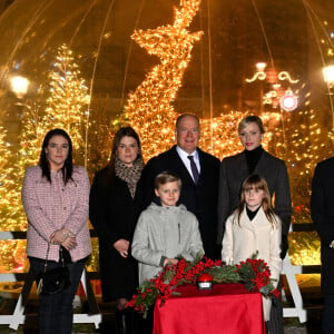 Le prince Albert II de Monaco et la princesse Charlène, avec leurs enfants, les jumeaux princiers, Jacques et Gabriella, ont donné le coup d'envoi des illuminations de Noël sur la Place du Palais de Monaco, le 30 novembre 2024. © Bruno Bebert/Pool Monaco/Bestimage 