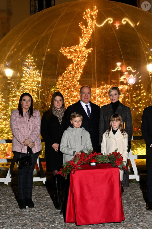 Le prince Albert II de Monaco et la princesse Charlène, avec leurs enfants, les jumeaux princiers, Jacques et Gabriella, ont donné le coup d'envoi des illuminations de Noël sur la Place du Palais de Monaco, le 30 novembre 2024. © Bruno Bebert/Pool Monaco/Bestimage 