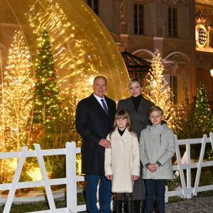 Le prince Albert II de Monaco et la princesse Charlène, avec leurs enfants, les jumeaux princiers, Jacques et Gabriella, ont donné le coup d'envoi des illuminations de Noël sur la Place du Palais de Monaco, le 30 novembre 2024. © Bruno Bebert/Pool Monaco/Bestimage 