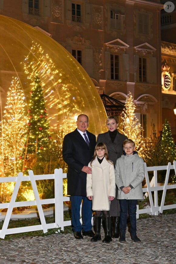 Le prince Albert II de Monaco et la princesse Charlène, avec leurs enfants, les jumeaux princiers, Jacques et Gabriella, ont donné le coup d'envoi des illuminations de Noël sur la Place du Palais de Monaco, le 30 novembre 2024. © Bruno Bebert/Pool Monaco/Bestimage 