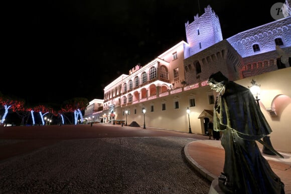 Le prince Albert II de Monaco et la princesse Charlène, avec leurs enfants, les jumeaux princiers, Jacques et Gabriella, ont donné le coup d'envoi des illuminations de Noël sur la Place du Palais de Monaco, le 30 novembre 2024. © Bruno Bebert/Pool Monaco/Bestimage 