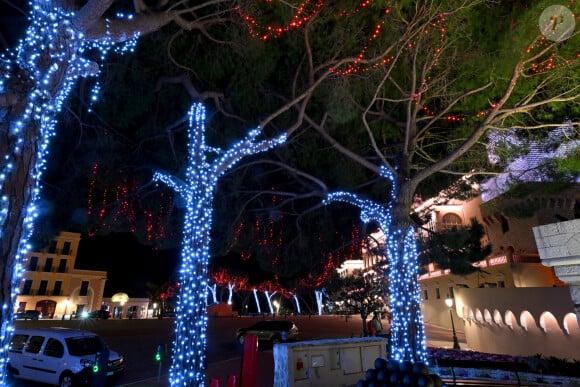 Le prince Albert II de Monaco et la princesse Charlène, avec leurs enfants, les jumeaux princiers, Jacques et Gabriella, ont donné le coup d'envoi des illuminations de Noël sur la Place du Palais de Monaco, le 30 novembre 2024. © Bruno Bebert/Pool Monaco/Bestimage 