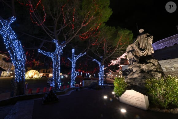 Le prince Albert II de Monaco et la princesse Charlène, avec leurs enfants, les jumeaux princiers, Jacques et Gabriella, ont donné le coup d'envoi des illuminations de Noël sur la Place du Palais de Monaco, le 30 novembre 2024. © Bruno Bebert/Pool Monaco/Bestimage 