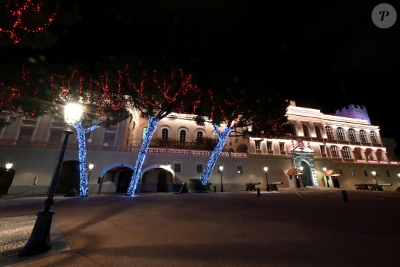 Le prince Albert II de Monaco et la princesse Charlène, avec leurs enfants, les jumeaux princiers, Jacques et Gabriella, ont donné le coup d'envoi des illuminations de Noël sur la Place du Palais de Monaco, le 30 novembre 2024. © Bruno Bebert/Pool Monaco/Bestimage 