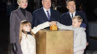 Jacques et Gabriella de Monaco donnent le coup d'envoi des festivités de Noël avec leurs parents, un moment féérique sur le Rocher