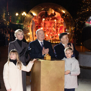 Le prince Albert II de Monaco et la princesse Charlène, avec leurs enfants, les jumeaux princiers, Jacques et Gabriella, ont donné le coup d'envoi des illuminations de la SBM, sur la Place du Casino de Monaco, le 30 novembre 2024.  © Olivier Huitel/Pool Monaco/Bestimage 