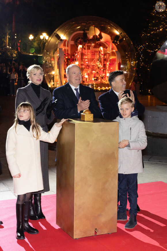 Le prince Albert II de Monaco et la princesse Charlène, avec leurs enfants, les jumeaux princiers, Jacques et Gabriella, ont donné le coup d'envoi des illuminations de la SBM, sur la Place du Casino de Monaco, le 30 novembre 2024.  © Olivier Huitel/Pool Monaco/Bestimage 