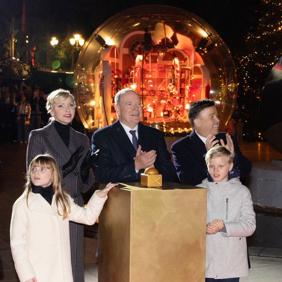 Le prince Albert II de Monaco et la princesse Charlène, avec leurs enfants, les jumeaux princiers, Jacques et Gabriella, ont donné le coup d'envoi des illuminations de la SBM, sur la Place du Casino de Monaco, le 30 novembre 2024.  © Olivier Huitel/Pool Monaco/Bestimage 