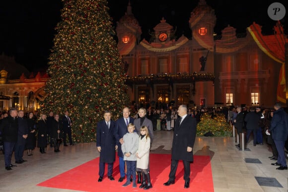 No Tabloïd - Le prince Albert II de Monaco et la princesse Charlène, avec leurs enfants, les jumeaux princiers, Jacques et Gabriella, ont donné le coup d'envoi des illuminations de la SBM, sur la Place du Casino de Monaco, le 30 novembre 2024. C'est sous le regard de leurs parents, du ministre d'Etat, Didier Guillaume, et de Stéphane Valeri, le président-délégué de la Société des Bains de Mer, que le prince héréditaire Jacques et sa soeur la princesse Gabriella, ont appuyé sur le buzzer déclenchant ainsi l'allumage des décors de la Place. Les boules à neige géantes sont installées sur la place avec un tout nouveau décor animé dédié aux "moments magiques de Noël". Calendrier de l’Avent, décoration du sapin, repas de fête, douce nuit de Noël ou encore la découverte des cadeaux sont mis en scène et en musique dans chacune des cinq boules disposées autour du sapin de 18mètres de haut. © Olivier Huitel/Pool Monaco/Bestimage  No Tabloid - TT.SS.HH. Prince Albert II and Princess Charlene of Monaco with their children H.S.H. Prince Jacques and H.S.H. Princess Gabriella launch the Christmas lights on the Casino de Monte-Carlo square with Didier Guillaume, State Minister of Monaco, and Stéphane Valeri, Deputy President of the SBM, on November 30th, 2024. 