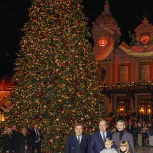 No Tabloïd - Le prince Albert II de Monaco et la princesse Charlène, avec leurs enfants, les jumeaux princiers, Jacques et Gabriella, ont donné le coup d'envoi des illuminations de la SBM, sur la Place du Casino de Monaco, le 30 novembre 2024. C'est sous le regard de leurs parents, du ministre d'Etat, Didier Guillaume, et de Stéphane Valeri, le président-délégué de la Société des Bains de Mer, que le prince héréditaire Jacques et sa soeur la princesse Gabriella, ont appuyé sur le buzzer déclenchant ainsi l'allumage des décors de la Place. Les boules à neige géantes sont installées sur la place avec un tout nouveau décor animé dédié aux "moments magiques de Noël". Calendrier de l’Avent, décoration du sapin, repas de fête, douce nuit de Noël ou encore la découverte des cadeaux sont mis en scène et en musique dans chacune des cinq boules disposées autour du sapin de 18mètres de haut. © Olivier Huitel/Pool Monaco/Bestimage  No Tabloid - TT.SS.HH. Prince Albert II and Princess Charlene of Monaco with their children H.S.H. Prince Jacques and H.S.H. Princess Gabriella launch the Christmas lights on the Casino de Monte-Carlo square with Didier Guillaume, State Minister of Monaco, and Stéphane Valeri, Deputy President of the SBM, on November 30th, 2024. 