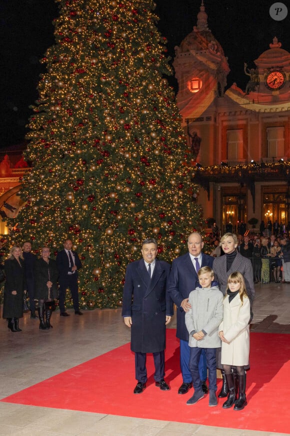 No Tabloïd - Le prince Albert II de Monaco et la princesse Charlène, avec leurs enfants, les jumeaux princiers, Jacques et Gabriella, ont donné le coup d'envoi des illuminations de la SBM, sur la Place du Casino de Monaco, le 30 novembre 2024. C'est sous le regard de leurs parents, du ministre d'Etat, Didier Guillaume, et de Stéphane Valeri, le président-délégué de la Société des Bains de Mer, que le prince héréditaire Jacques et sa soeur la princesse Gabriella, ont appuyé sur le buzzer déclenchant ainsi l'allumage des décors de la Place. Les boules à neige géantes sont installées sur la place avec un tout nouveau décor animé dédié aux "moments magiques de Noël". Calendrier de l’Avent, décoration du sapin, repas de fête, douce nuit de Noël ou encore la découverte des cadeaux sont mis en scène et en musique dans chacune des cinq boules disposées autour du sapin de 18mètres de haut. © Olivier Huitel/Pool Monaco/Bestimage  No Tabloid - TT.SS.HH. Prince Albert II and Princess Charlene of Monaco with their children H.S.H. Prince Jacques and H.S.H. Princess Gabriella launch the Christmas lights on the Casino de Monte-Carlo square with Didier Guillaume, State Minister of Monaco, and Stéphane Valeri, Deputy President of the SBM, on November 30th, 2024. 