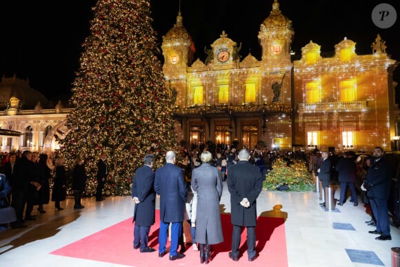 Le prince Albert II de Monaco et la princesse Charlène, avec leurs enfants, les jumeaux princiers, Jacques et Gabriella, ont donné le coup d'envoi des illuminations de la SBM, sur la Place du Casino de Monaco, le 30 novembre 2024. © Olivier Huitel/Pool Monaco/Bestimage 