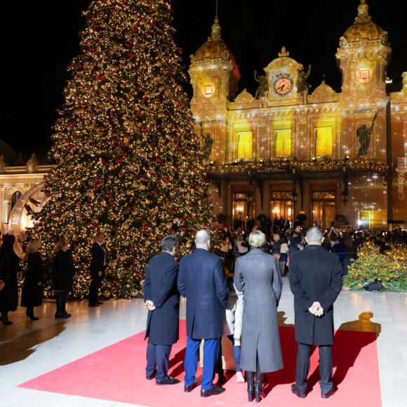 Le prince Albert II de Monaco et la princesse Charlène, avec leurs enfants, les jumeaux princiers, Jacques et Gabriella, ont donné le coup d'envoi des illuminations de la SBM, sur la Place du Casino de Monaco, le 30 novembre 2024. © Olivier Huitel/Pool Monaco/Bestimage 