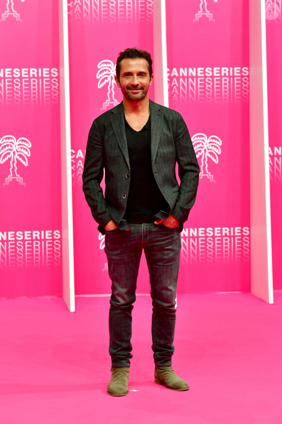 Il a aussi eu une fille, prénommée Liv
Sébastien Roch au photocall de la seconde soirée du festival Canneseries saison 3 au Palais des Festivals à Cannes, le 10 octobre 2020. Canneseries se déroule du 9 au 14 octobre avec des mesures sanitaires importantes dues au COVID-19. © Bruno Bebert / Bestimage 