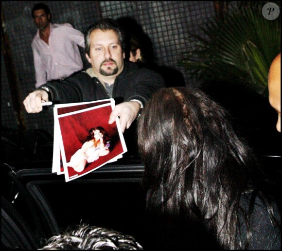 Lindsay Lohan sortant avec sa soeur Ali de la boîte Les deux Night Club à Hollywood le 1er avril 2010 : un fan lui demande un autographe sur une photo osée...