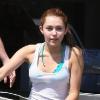 Miley Cyrus s'offre une petite pause à vélo en compagnie de son boyfriend Liam Hemsworth, vendredi 26 mars, à Los Angeles.