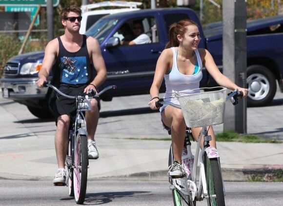 Miley Cyrus s'offre une petite pause à vélo en compagnie de son boyfriend Liam Hemsworth, vendredi 26 mars, à Los Angeles.